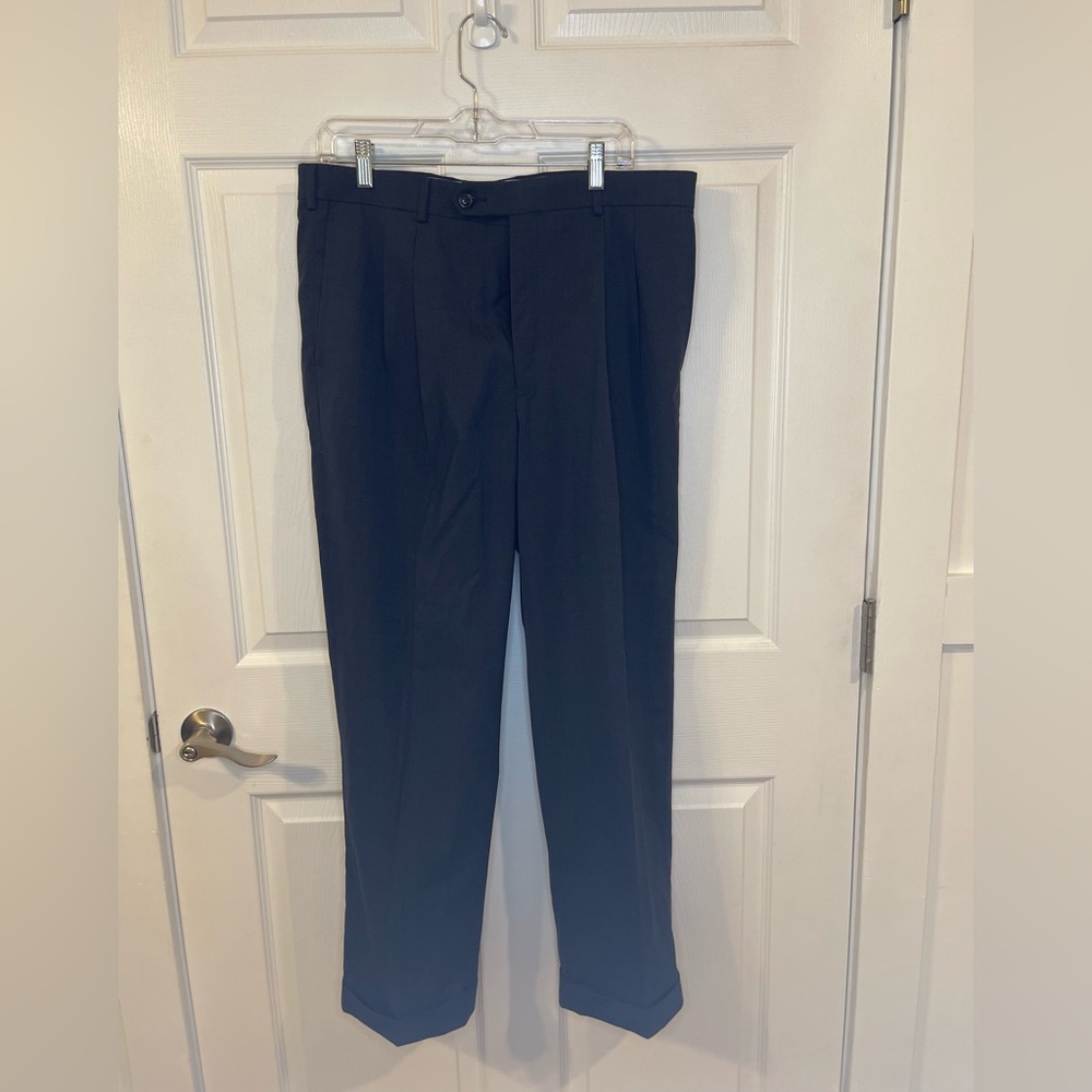 Roundtree & Yorke Men’s Travel Smart Gray Pleated Cuff Hem Dress Pants 34x30